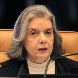 Cármen Lúcia forma maioria pela condenação de Bolsonaro e mais sete