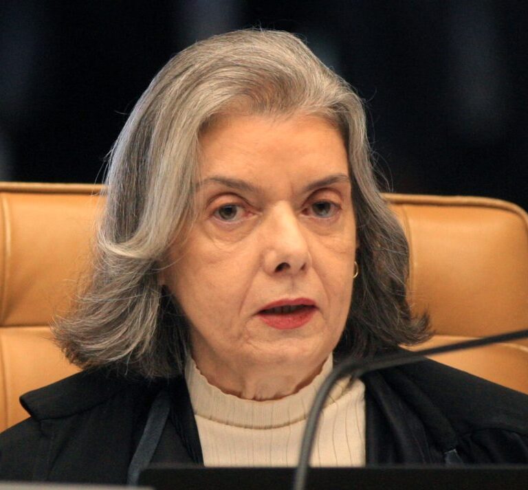 Cármen Lúcia forma maioria pela condenação de Bolsonaro e mais sete