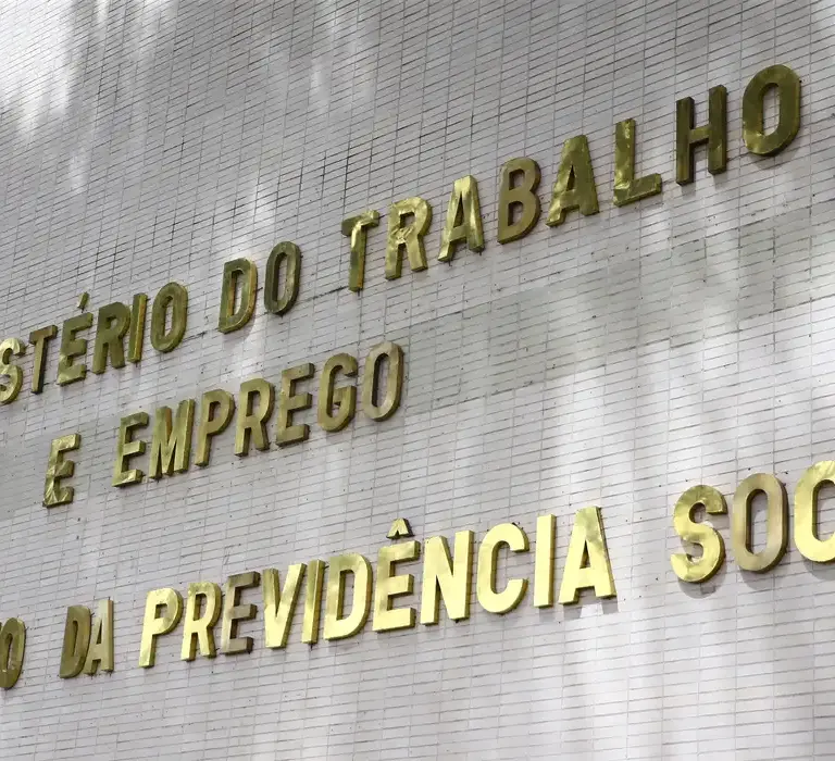 Governo notifica patrões sobre atraso do FGTS de empregadas domésticas