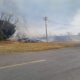 Incêndio em vegetação espalha fumaça por bairros da zona oeste
