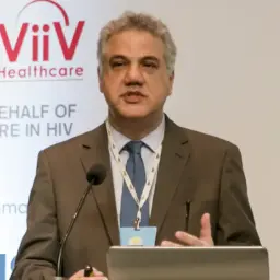 Covid-19 não desapareceu e casos continuam ocorrendo, alerta médico