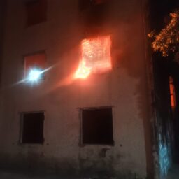 Incêndios durante a noite, incuindo escombros do CDHU, mobilizam bombeiros
