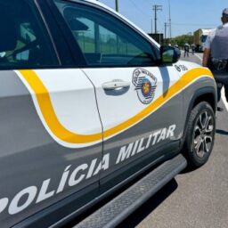 Motorista bate o carro e confessa o consumo de oito latas de cerveja