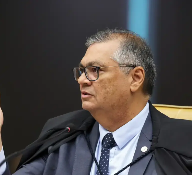 Ministro Flávio Dino suspende repasses de ‘emendas Pix’ a nove municípios