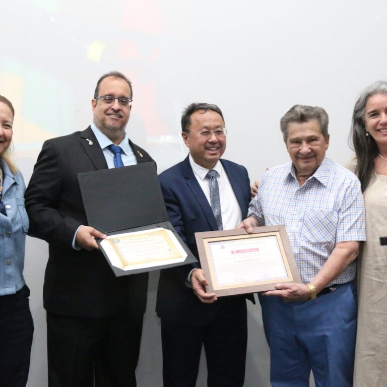Reitor da Unimar recebe prêmio benemérito no Dia do Profissional de Educação Física