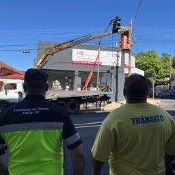 Prefeitura instala semáforo em perigoso cruzamento do bairro Alto Cafezal