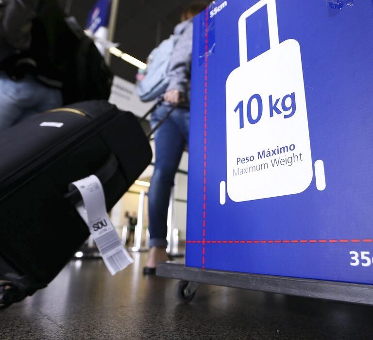 Aéreas terão que explicar mudanças na cobrança de bagagens de mão