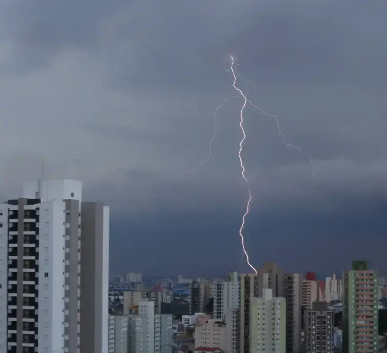 São Paulo ainda tem mais de 45 mil imóveis sem luz devido às chuvas