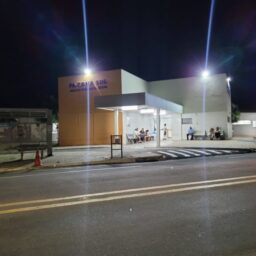 Motociclista sem CNH colide com carro e sofre fratura na perna na zona sul de Marília