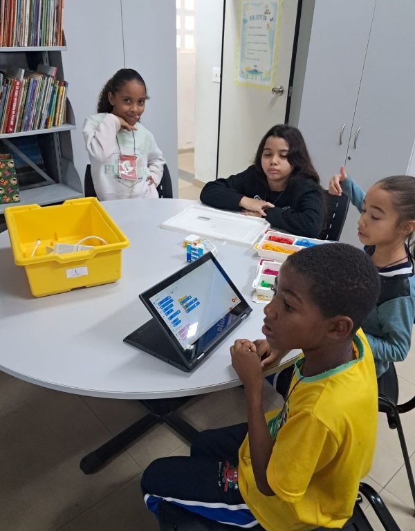 Feira Municipal de Robótica reúne alunos da rede pública nesta sexta-feira