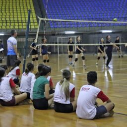 Amistoso de vôlei reúne mais de 100 jovens de projetos sociais em Marília