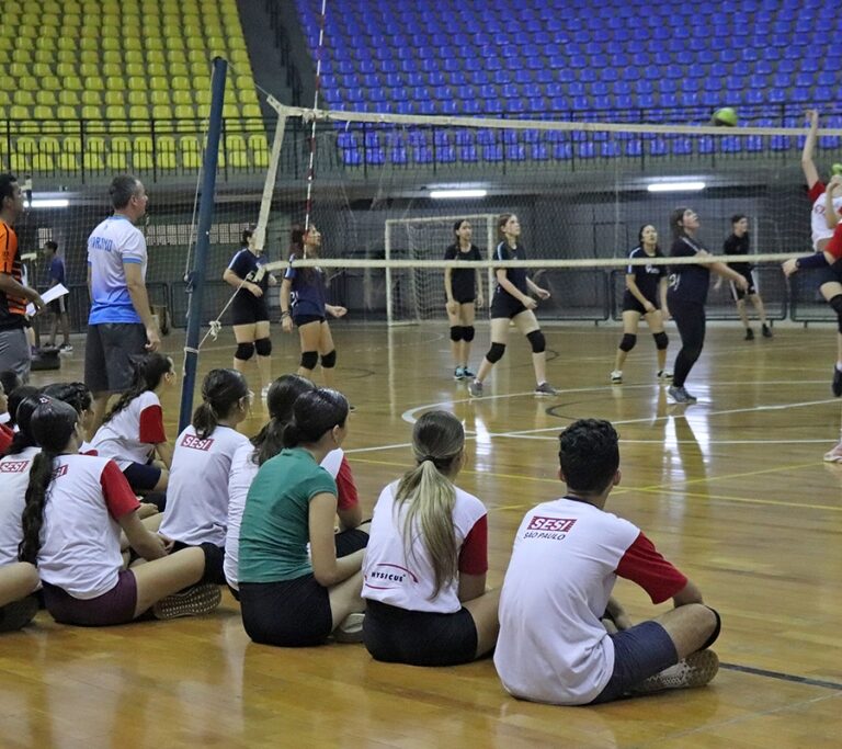 Amistoso de vôlei reúne mais de 100 jovens de projetos sociais em Marília