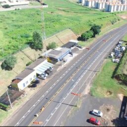 Homem foge na contramão da BR-153 com moto irregular e põe vidas em risco