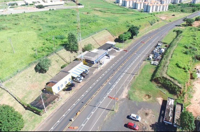 Homem foge na contramão da BR-153 com moto irregular e põe vidas em risco