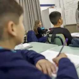 Professor brasileiro perde 21% do tempo de aula para manter disciplina, diz pesquisa