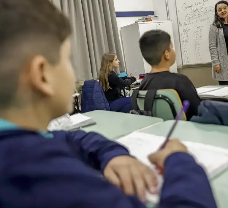 Professor brasileiro perde 21% do tempo de aula para manter disciplina, diz pesquisa