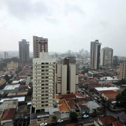Semana começa com muita chuva e alerta no trânsito em Marília e região