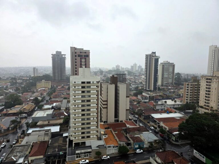 Semana começa com muita chuva e alerta no trânsito em Marília e região