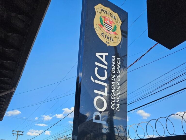 Mulher é presa em flagrante após agredir a mãe idosa e irmão com faca em Garça