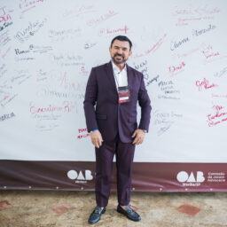 Advogado mariliense inspira jovens com história de resiliência e visão estratégica