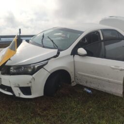 Dentista morre após carro atingir guincho na rodovia SP-294