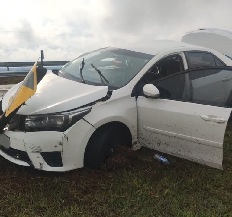 Dentista morre após carro atingir guincho na rodovia SP-294
