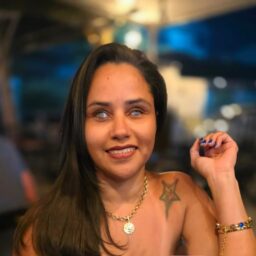 Amigas fazem campanha por recursos para cirurgia de jovem