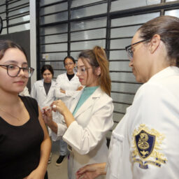 Acadêmicos do curso de Enfermagem da Unimar levam vacinação para empresas