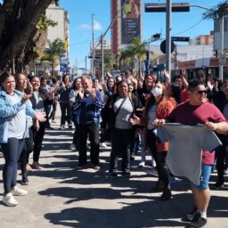 Terceirizados da limpeza em escolas protestam contra salários atrasados