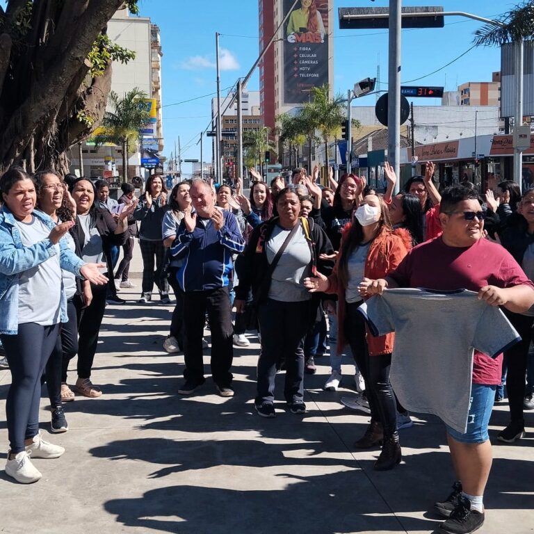 Terceirizados da limpeza em escolas protestam contra salários atrasados