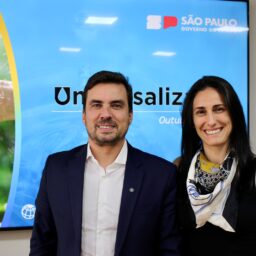 Vinicius assina adesão de Marília a programa para nova concessão