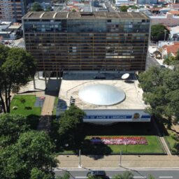 Vinicius sanciona lei que combate sexualização infantil em Marília