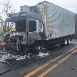 Caminhão é destruído por incêndio na zona leste de Marília