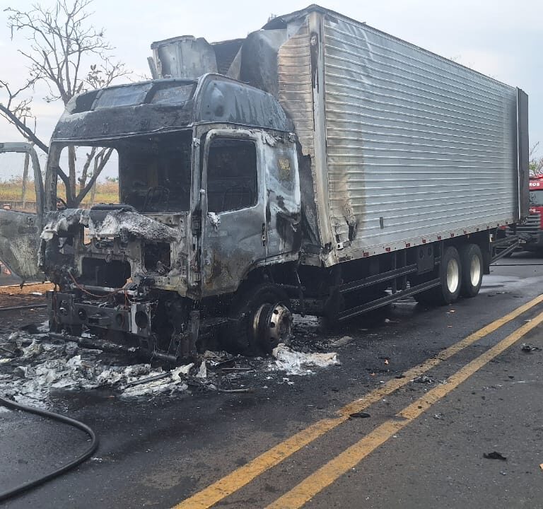 Caminhão é destruído por incêndio na zona leste de Marília