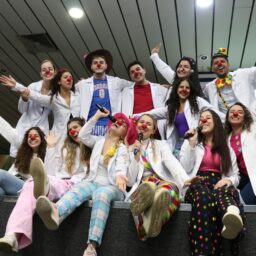 Acadêmicos da Unimar levam música e brincadeiras a pacientes do HBU