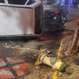Carro bate em hidrante e tomba em frente ao Corpo de Bombeiros de Garça