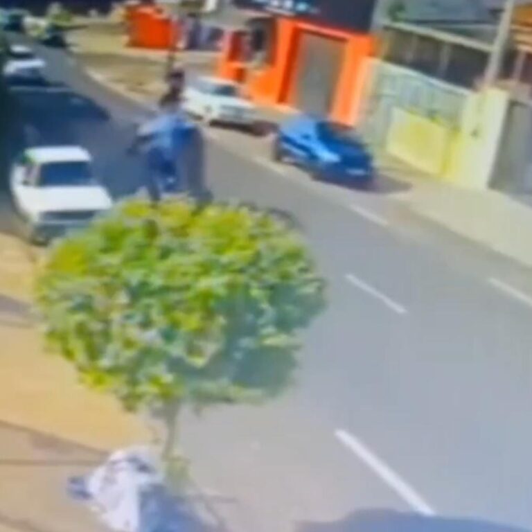 Vídeo registra capotamento de carro em avenida de Marília