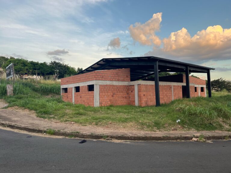 Com contrato de R$ 557 mil, Prefeitura retoma construção da Casa da Mulher