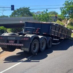 Carreta se solta e trava trânsito em via na zona oeste de Marília