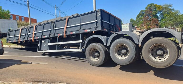 Carreta se solta e trava trânsito em via na zona oeste de Marília