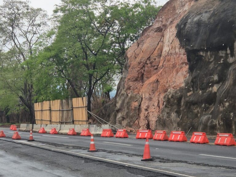 Usuários denunciam paralisação de obras de contenção na serra da BR-153
