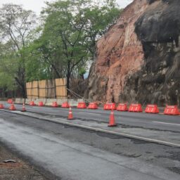 Usuários denunciam paralisação de obras de contenção na serra da BR-153