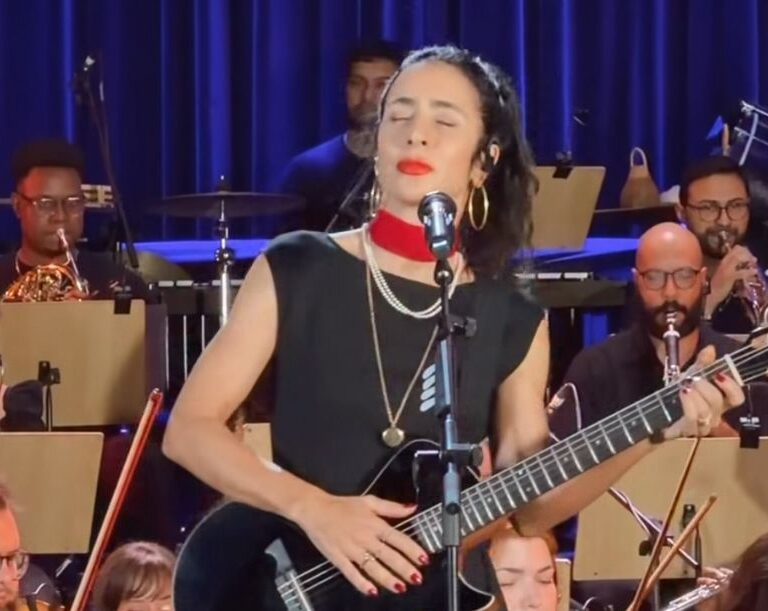 Músico mariliense brilha em turnê nacional ao lado de Marisa Monte