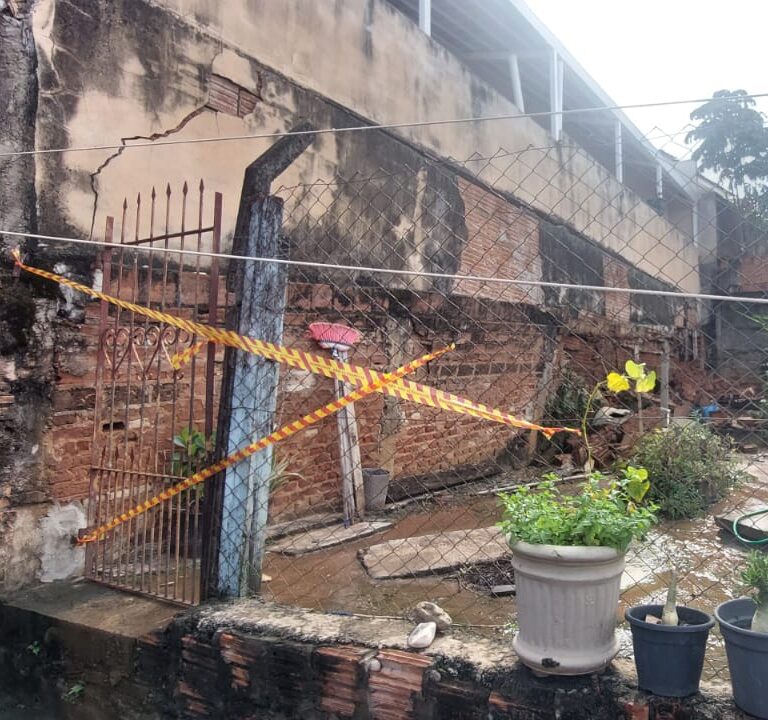 Casas são interditadas com risco de desabamento