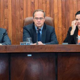 Câmara discute construção de moradias e aumento da cesta natalina