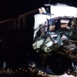 Colisão entre carreta e caminhão mata motorista de 42 anos na região