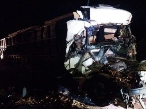 Colisão entre carreta e caminhão mata motorista de 42 anos na região