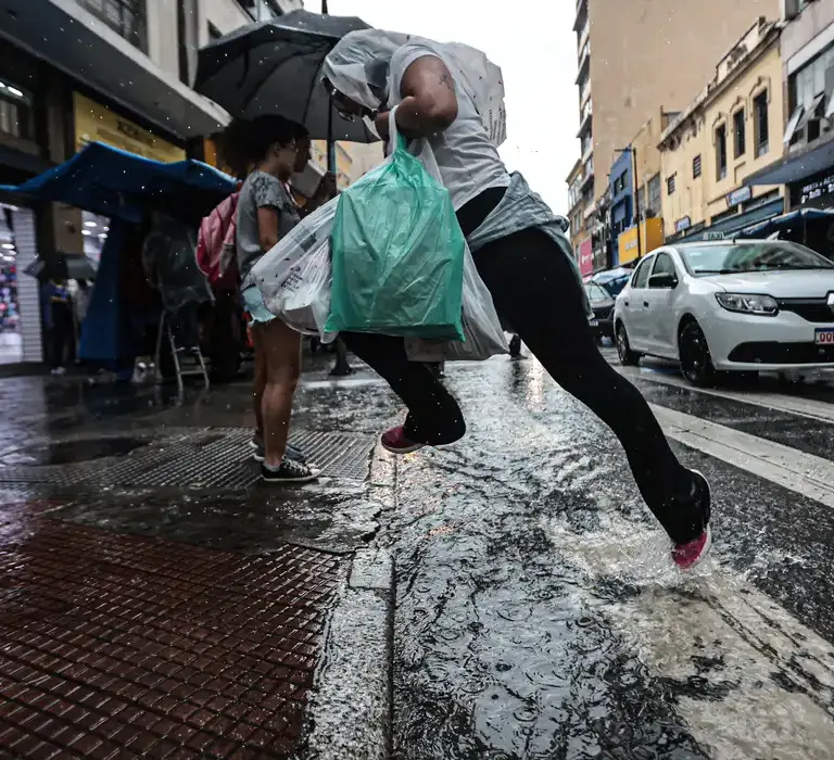 Frente fria muda o tempo e favorece chuvas no Estado de São Paulo