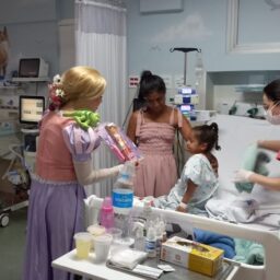 Ação solidária leva alegria às crianças internadas no Hospital Beneficente Unimar
