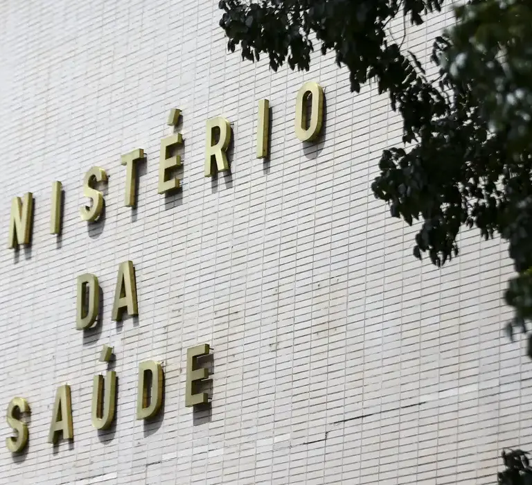 Brasil tem 14 casos confirmados de ingestão de metanol, confirma Ministério da Saúde